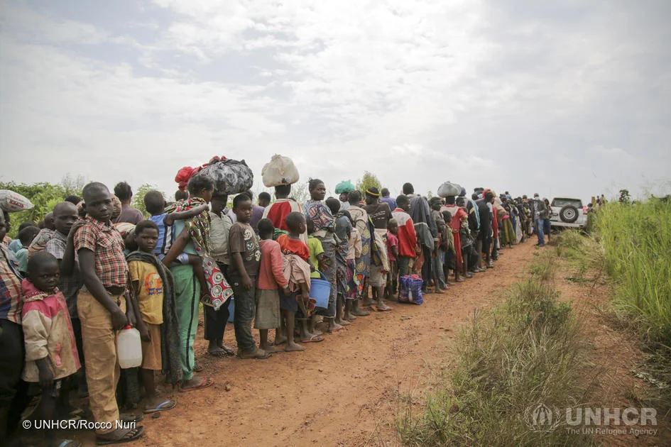 Kongijczycy ubiegający się o azyl ustawiają się w kolejce, aby przejść kontrolę bezpieczeństwa i zdrowia w Zombo, w pobliżu granicy między Ugandą a Demokratyczną Republiką Konga. Kongijczycy ubiegający się o azyl ustawiają się w kolejce, aby przejść kontrolę bezpieczeństwa i zdrowia w Zombo, w pobliżu granicy między Ugandą a Demokratyczną Republiką Konga.