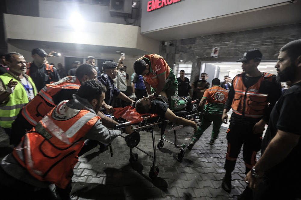 Palestyński funkcjonariusz obrony cywilnej ranny w izraelskich atakach przechodzi resuscytację krążeniowo-oddechową na noszach w szpitalu Al-Shifa w Strefie Gazy.
