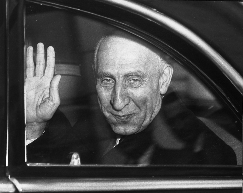 Premier Iranu Mohammed Mossadegh macha ręką, opuszczając Union Station i udając się do ambasady Iranu w Waszyngtonie. Z albumu fotograficznego „Wizyta Jego Ekscelencji Mohammada Mossadegha, Premiera Iranu, w Stanach Zjednoczonych, od 6 października do 18 listopada 1951 r. źródło Wikipedia Premier Iranu Mohammed Mossadegh macha ręką, opuszczając Union Station i udając się do ambasady Iranu w Waszyngtonie. Z albumu fotograficznego „Wizyta Jego Ekscelencji Mohammada Mossadegha, Premiera Iranu, w Stanach Zjednoczonych, od 6 października do 18 listopada 1951 r. źródło Wikipedia