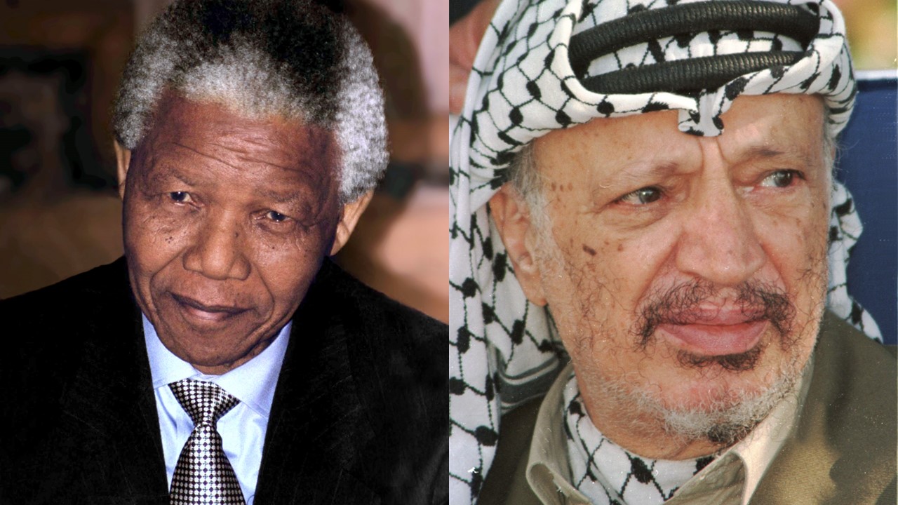 Nelson Mandela i Jaser Arafat. Zdjęcie Nelsona Mandeli z budynku Longworth w Waszyngtonie, 4 października 1994 r. Pierwsza podróż Mandeli do Stanów Zjednoczonych Na zdjęciu: Lider OWP Jaser Arafat podczas wizyty w rezydencji prezydenta Izraela Ezera Weizmana w Cezarei w Izraelu. Pierwsza wizyta Lidera OWP Arafata w Izraelu.. źródło Wikipedia 
