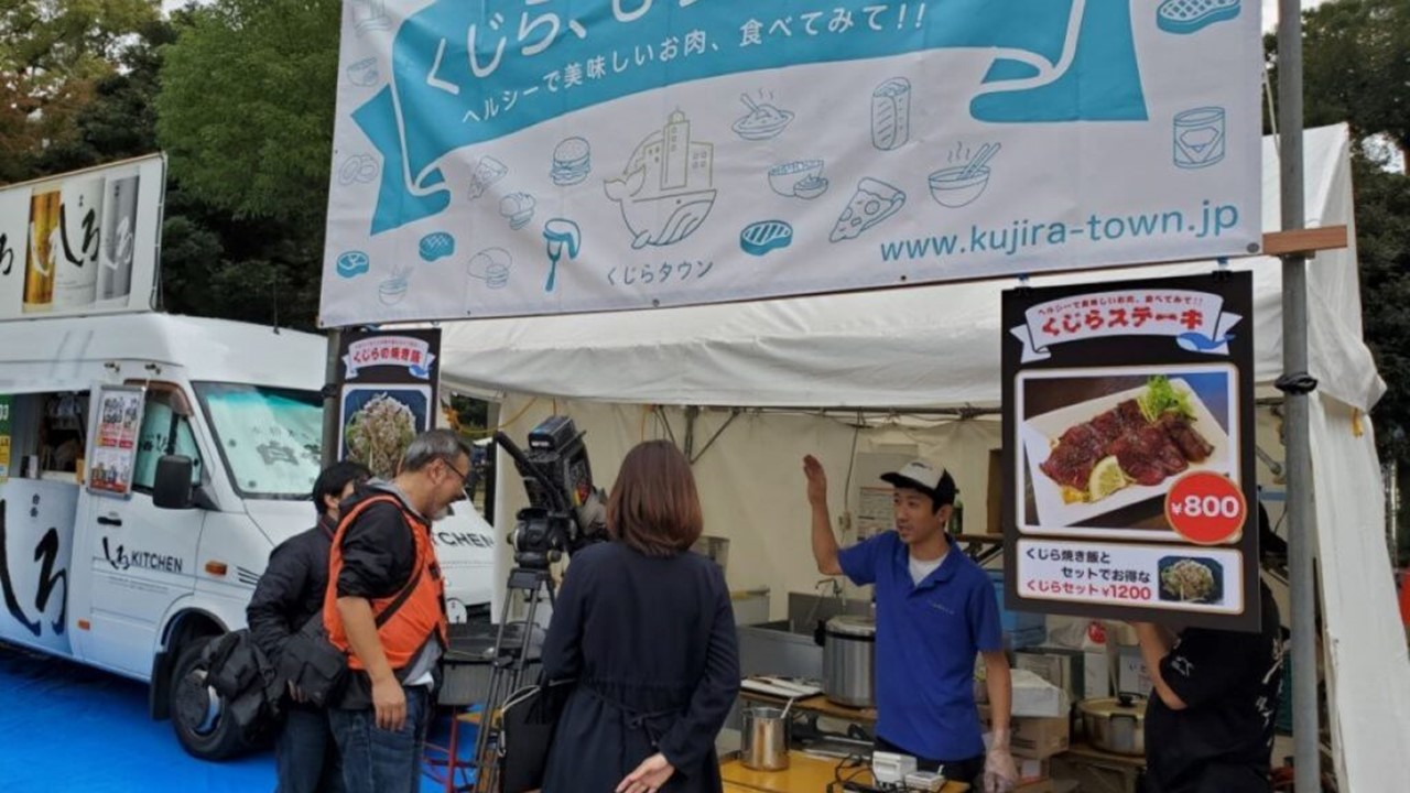 Food truck z wielorybami w Tokio prowadzony przez byłego wielorybnika Takatoyo Itahana (zdjęcie: Jay Alabaster)